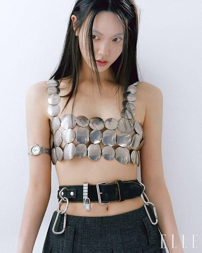 메탈 톱과 그레이 플리츠스커트, 벨트는 가격 미정, 모두 Prada.