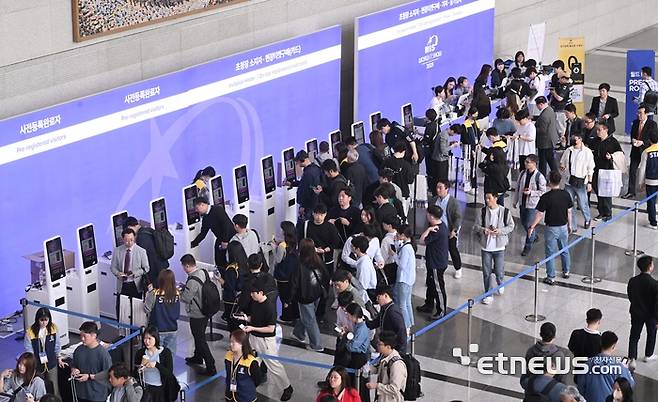24일 WIS 2025가 열리고 있는 서울 삼성동 코엑스에서 참가자들이 입장하기 위해 줄 서 있다. 박지호기자 jihopress@etnews.com