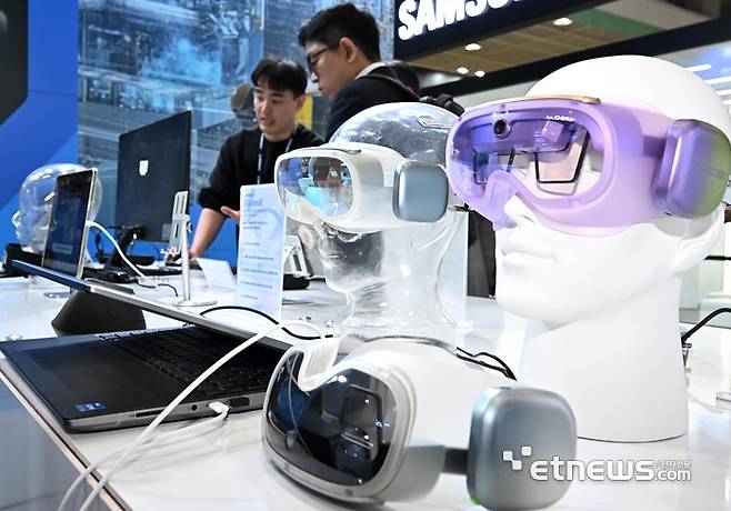 국내 최고 정보통신기술(ICT) 축제 '월드IT쇼(WIS) 2025가 24일 서울 강남구 코엑스에서 열렸다. 참관객이 버넥트의 스마트 세이프티 고글 '비전X'를 살펴보고 있다.  이동근기자 foto@etnews.com