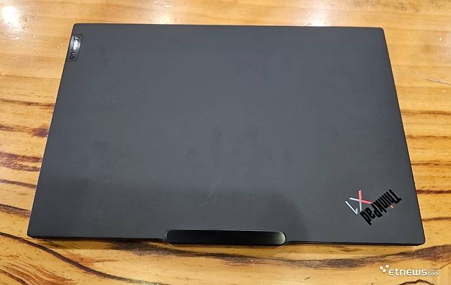 씽크패드 X1 카본 13세대 아우라 에디션 이미지.