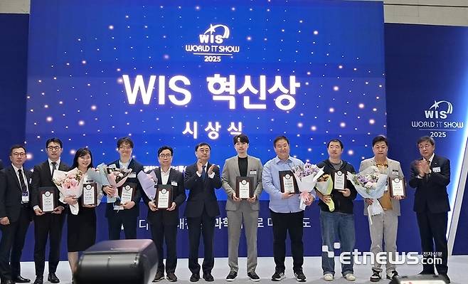 2025 월드 IT 쇼(WIS) 시상식. 박윤규 NIPA 원장(가장 오른쪽)이 수상자들을 축하하고 있다. [사진= NIPA 제공]