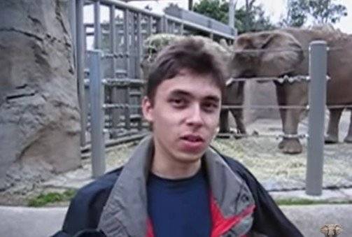 2005년 4월 23일 유튜브 공동 창업자 중 한 명인 자베드 카림이 "동물원에 있는 나"(Me at the Zoo)라는 제목으로 유튜브에 올린 19초짜리 영상. 유튜브에 업로드한 첫 영상으로 온라인 영상의 새로운 시대를 열었다. 연합뉴스