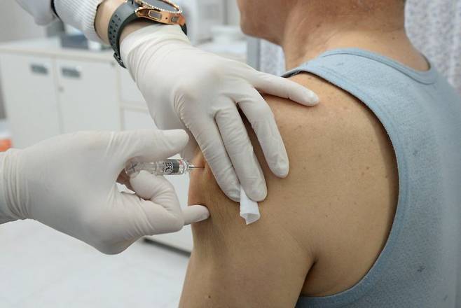 한 보건소에서 시민이 코로나19와 인플루엔자 백신을 동시 접종을 하고 있다. 뉴시스