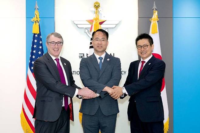 한미일 DTT TTX 및 실무회의 대표로 참가한 앤드류 윈터니츠(Andrew Winternitz) 미 국방부 동아시아 선임과장(사진 맨 왼쪽), 우경석 국방부 국제정책차장(사진 가운데), 아시즈카 오사무 일본 방위성 일미방위협력과장이 함께 악수를 나누고 있다. 국방부 제공
