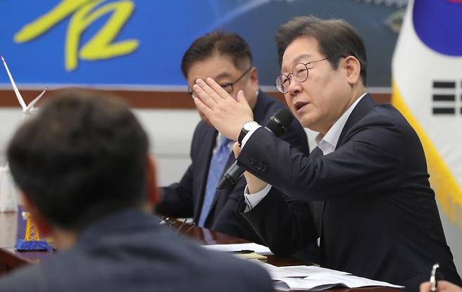 이재명 더불어민주당 대선 경선 후보가 24일 전북 김제시 새만금33센터에서 열린 미래에너지 현장 간담회에서 모두발언을 하고 있다. 뉴스1