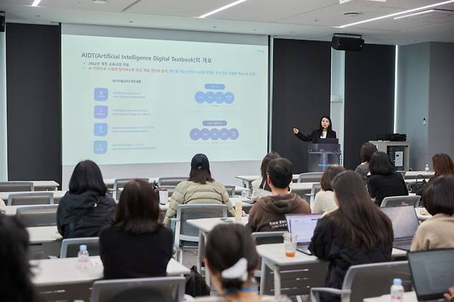 이은우 비상교육 수석 연구원이 최근 경기도 과천에 위치한 비상교육 라키비움에서 2차례 열린 'AI 시대, 우리 아이들 무엇을 어떻게 공부해야 하나'를 주제로 강연하고 있다. 비상교육 제공