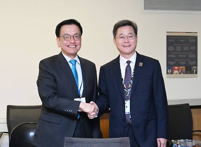 한-미 통상협의와 주요 20개국(G20) 재무장관회의 및 국제통화금융위원회(IMFC) 참석을 위해 미국 워싱턴DC를 방문 중인 최상목 부총리 겸 기획재정부 장관이 23일(현지시간) 세계은행(WB)에서 란 포안 중국 재무장관과 면담에 앞서 기념 촬영하고 있다. 기획재정부 제공