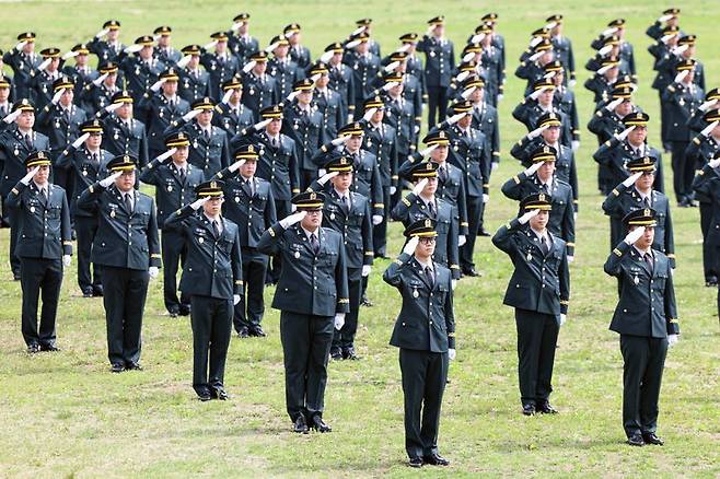 24일 충북 괴산 육군학생군사학교에서 신임 의무장교 692명이 임관하는 '제55기 의무사관 임관식'이 열렸다. 국방부 제공