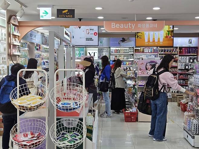 24일 서울 중구 다이소 명동역점 2층 뷰티 매장을 찾은 쇼핑객들이 제품을 살펴보고 있다. 사진=이정화 기자