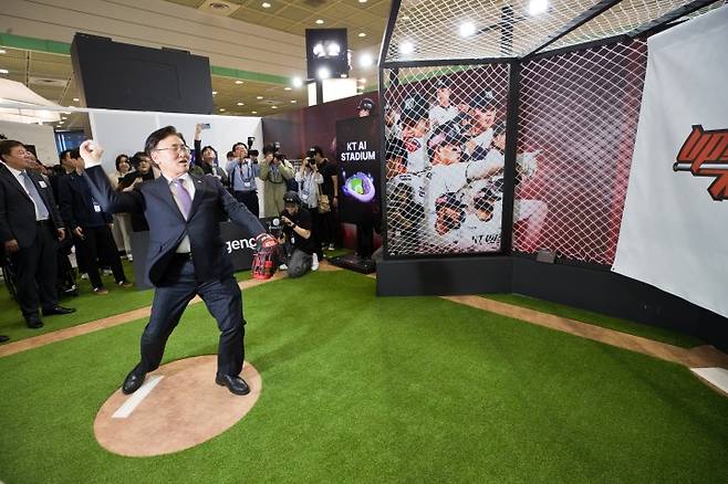유상임 과학기술정보통신부 장관이 24일 서울 강남구 코엑스에서 열린 '2025 월드IT쇼'에 참석해 'KT AI 스타디움' 에서 시구를 하고 있다. (ⓒ뉴스1, 무단 전재-재배포 금지)