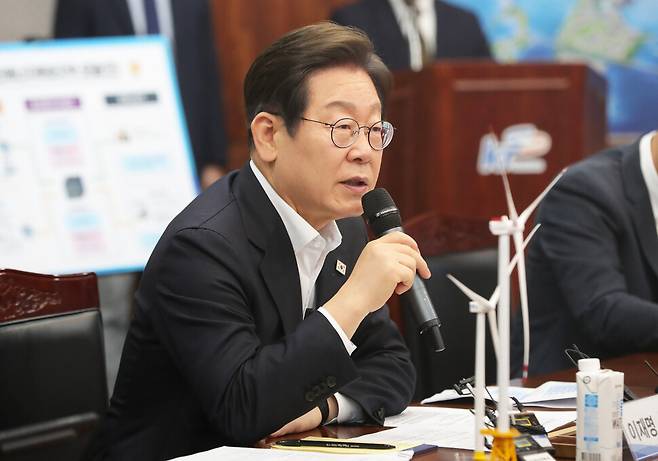이재명 더불어민주당 대선 경선 후보가 24일 오전 전북 새만금33센터를 방문해 발언하고 있다. 연합뉴스