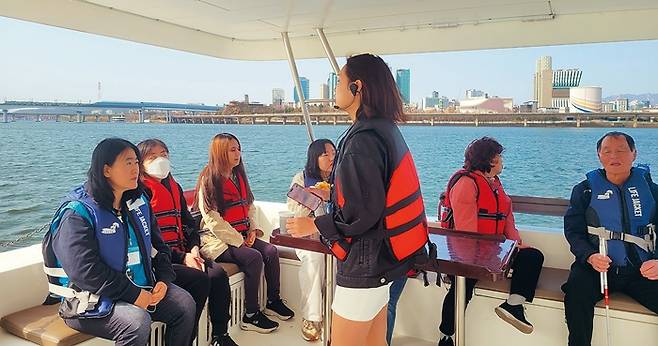 봄꽃 동행 무장애 해설 관광 프로그램 활동 모습. 영등포구 제공