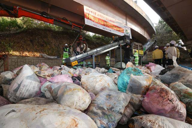 2022년 11월 17일 서울 마포구 청소차 차고지에서 생활쓰레기 전처리 실증이 이뤄지고 있다. 사진과 칼럼 내용은 직접적인 관련은 없음. 연합뉴스