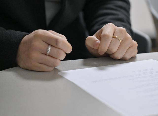 지난달 26일 서울 구로구의 한 공유형 사무실에서 강일출 할머니의 손자 성민(가명)씨가 본보 인터뷰에 응하고 있다. 그는 어릴 적 강씨에게 "중국어도 잘 모르는데 어떻게 중국에서 사느냐"고 물었지만 그때마다 강씨는 구체적인 답변 대신 애칭을 부르며 손자를 보듬었다. 최주연 기자