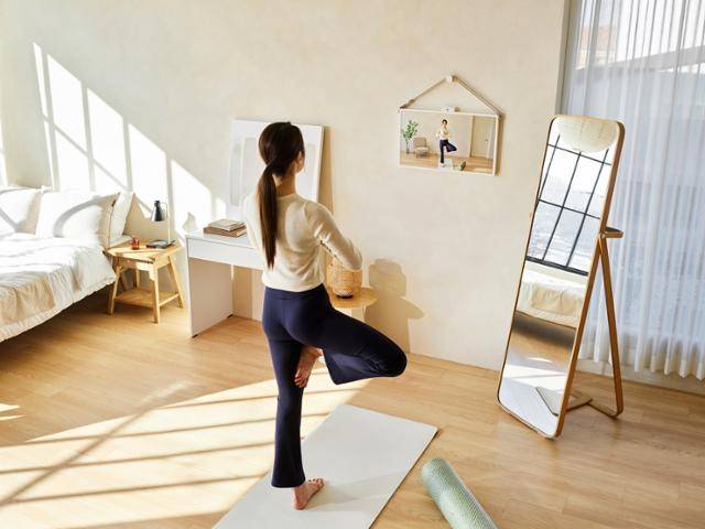 4년 만에 출시된 이동식 무선 TV LG 스탠바이미 2는 TV 화면 뒤 버튼을 누르면 스탠드와 화면이 한번에 분리돼 벽에 걸어두거나 책상 등에 세워서 쓸 수 있다. LG전자 제공