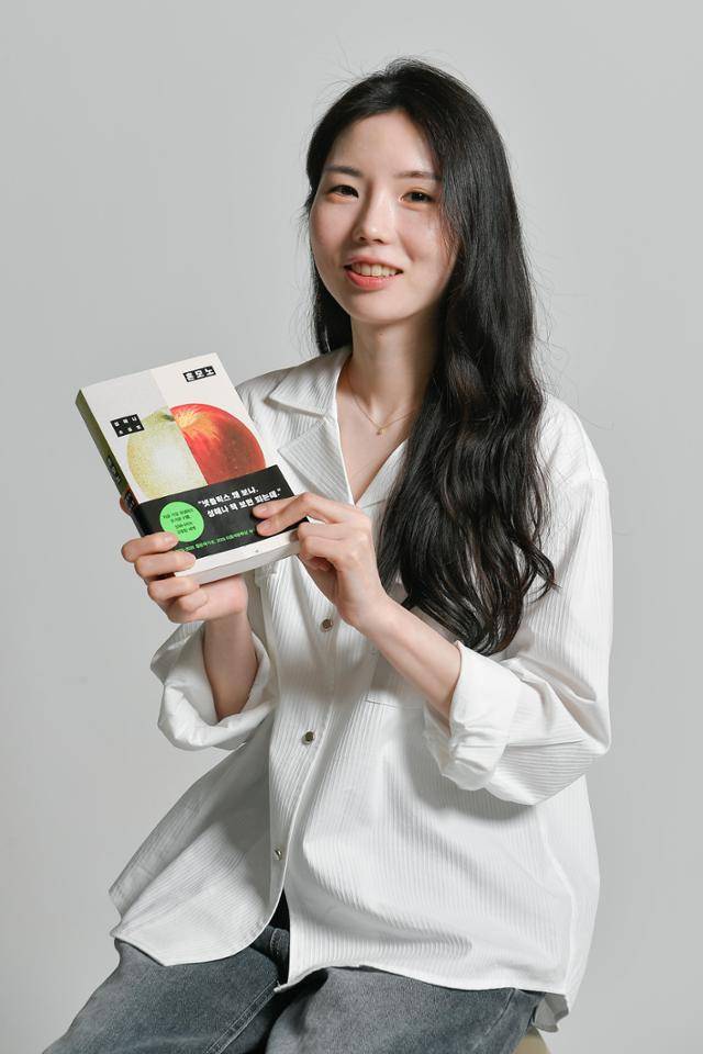 한국문학의 미래가 될 젊은 작가 중 한 명으로 꼽히는 성해나 작가가 최근 펴낸 소설집 '혼모노'를 들어 보이고 있다. '혼모노'에는 배우 박정민이 추천사를 통해 "넷플릭스 왜 보냐. 성해나 책 보면 되는데"라고 할 정도로 흡인력 있는 소설 일곱 편이 실렸다. 남동균 인턴기자