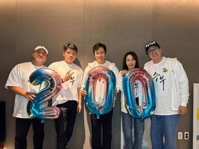 '승부'가 200만 관객을 돌파했다. '승부'의 주역 이병헌 고창석 현봉식 문정희, 그리고 김형주 감독은 관객들에게 감사 인사를 전했다. 바이포엠스튜디오 제공