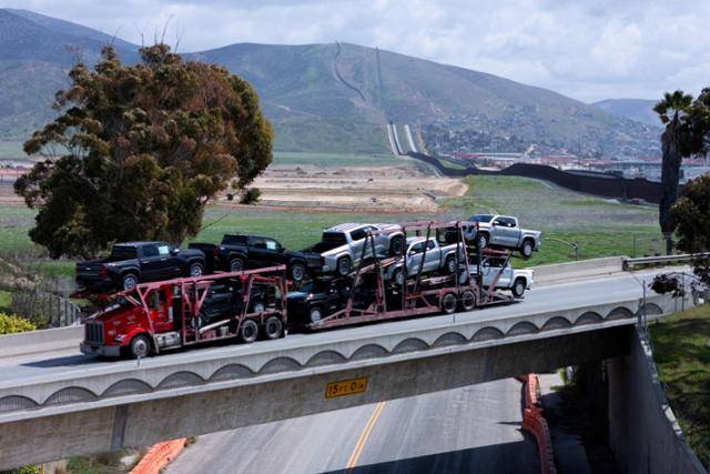 2일 미국 캘리포니아주 샌디에이고 오테이 메사 항구에서 미국 세관을 통과한 수입산 트럭들이 옮겨지고 있다. 샌디에이고=로이터 연합뉴스