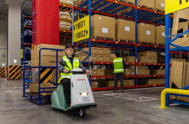 한국토요타자동차 부품물류센터에 적용된 전동운반장치 '구루루'. 무거운 제품을 옮기는 데 사용돼, 작업자들의 피로를 줄일 수 있다. 한국토요타자동차 제공