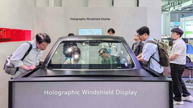현대모비스 부스에서 한국 취재진이 '홀로그래픽 윈드쉴드 디스플레이' 등 현대모비스가 내세운 신기술 등을 체험해보고 있다. 한국자동차기자협회 제공