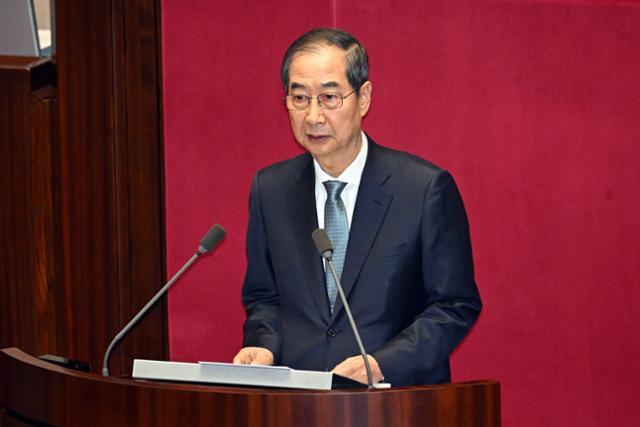 한덕수 대통령 권한대행이 24일 국회 본회의장에서 열린 제424회 국회(임시회) 제6차 본회의에서 2025년도 제1회 추가경정예산안에 대한 정부의 시정연설을 하고 있다. 하상윤 기자