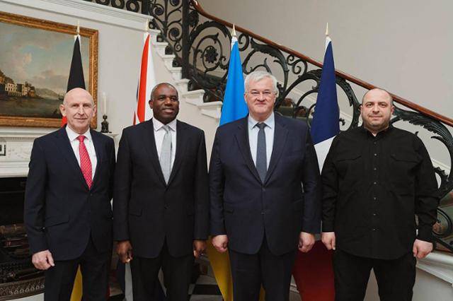 존 힐리(왼쪽부터) 영국 국방장관, 데이비드 래미 영국 외무장관, 안드리 시비하 우크라이나 외무장관, 루스템 우메로프 우크라이나 국방장관이 23일 영국 런던에서 회담 중 사진 촬영을 하고 있다. 런던=AFP 연합뉴스