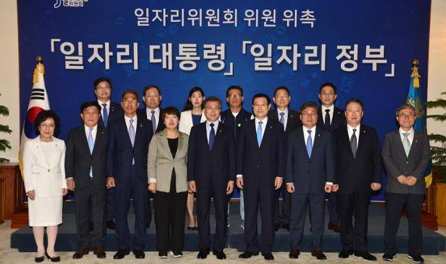 문재인 대통령이 2017년 6월 21일 청와대 본관에서 일자리위원회 위촉장 수여식을 마치고 기념촬영을 하고 있다.앞쪽 왼쪽부터 이명혜 YWCA연합회장, 박성택 중기중앙회장, 김주영 한국노총 위원장, 김영순 여성단체대표, 문 대통령, 이용섭 일자리위원회 부위원장, 이상직 이스타항공 회장, 박용만 상의회장, 조돈문 비정규직대표. 청와대사진기자단