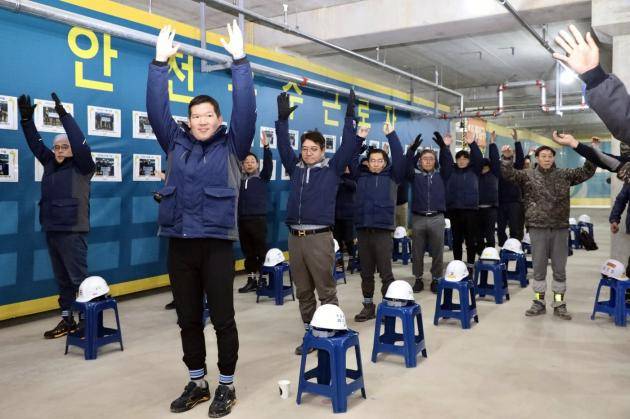 허윤홍 GS건설 대표가 지난해 시무식에서 방한복을 입고 직원들과 체조하는 모습. 소탈한 모습으로 유난히 큰 키와 긴 팔다리를 쭉쭉 뻗는 모습이 화제였다. GS건설 제공