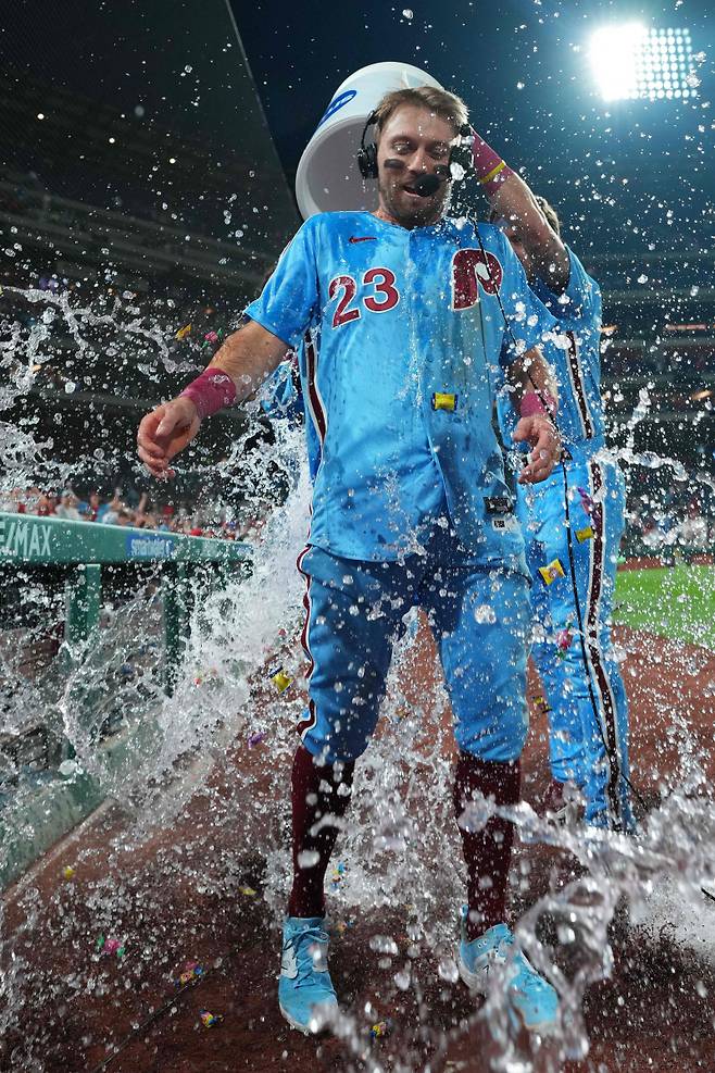 <yonhap photo-2459="">2023년 6월 수훈 선수 인터뷰를 하며 동료들의 축하를 받는 코디 클레멘스. [AFP=연합뉴스]</yonhap>