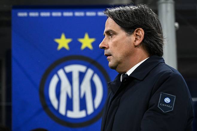 <yonhap photo-1587=""> Inter Milan's Italian coach Simone Inzaghi looks on ahead of the Coppa Italia second leg semi-final football match between Inter Milan and AC Milan at the San Siro stadium in Milan on April 23, 2025. (Photo by Piero CRUCIATTI / AFP)/2025-04-24 05:02:23/ <저작권자 ⓒ 1980-2025 ㈜연합뉴스. 무단 전재 재배포 금지, AI 학습 및 활용 금지></yonhap>