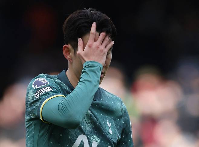 토트넘 손흥민이 17일 크레이븐 코티지에서 끝난 풀럼과의 2024~25 EPL 29라운드에서 ㅍ배 뒤 아쉬워하고 있다. 로이터=연합뉴스