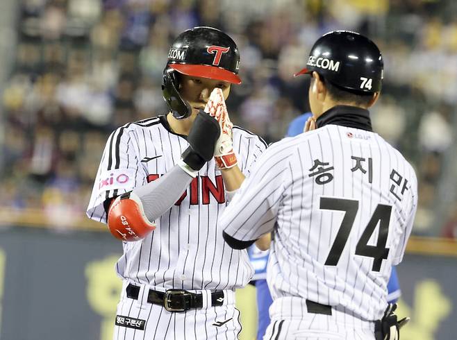 16일 오후 잠실야구장에서 열린 2025 프로야구 삼성과 LG 경기. LG 박해민이 6회 2타점 적시타를 날리고 기뻐하고 있다. 잠실=정시종 기자 capa@edaily.co.kr /2025.04.16.