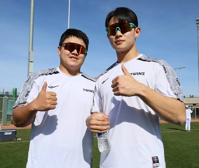 미국 애리조나 전지훈련 도중 장현식(왼쪽)과 김영우. LG 제공