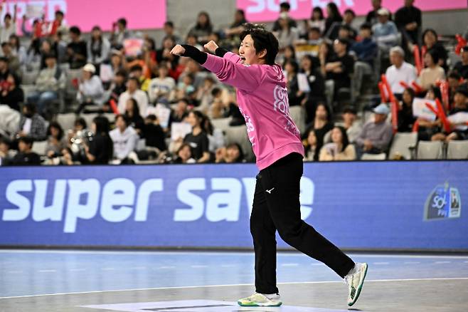 24일 서울 송파구 올림픽공원 핸드볼경기장에서 열린 핸드볼 H리그 여자부 챔피언결정전 1차에서 골키퍼 박조은이 환호하고 있다. 한국핸드볼연맹