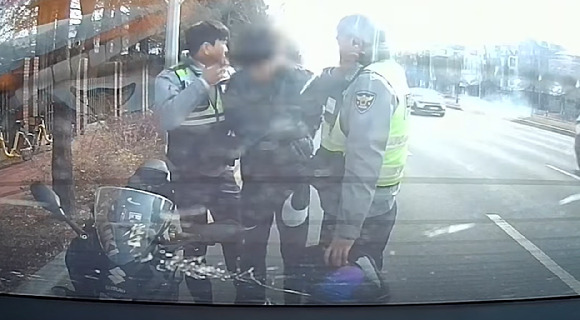 지난달 7일 대전 한 도심에서 대놓고 난폭운전을 벌이며 경찰차를 따돌리던 오토바이 운전자가 경찰과의 추격전 끝에 붙잡혔다는 사연이 알려졌다. 사진은 경찰청 유튜브 채널 캡처. [사진=경찰청 유튜브 ]