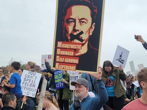 미국 청년층의 절반 이상이 현 국가의 방향에 대해 "잘못 가고 있다"고 답했다. 사진은 지난 5일(현지시간) 워싱턴 DC 내셔널 몰에서 열린 도널드 트럼프 미국 대통령의 일방주의적 국정 운영에 반대하는 시위 모습. [사진=연합뉴스]