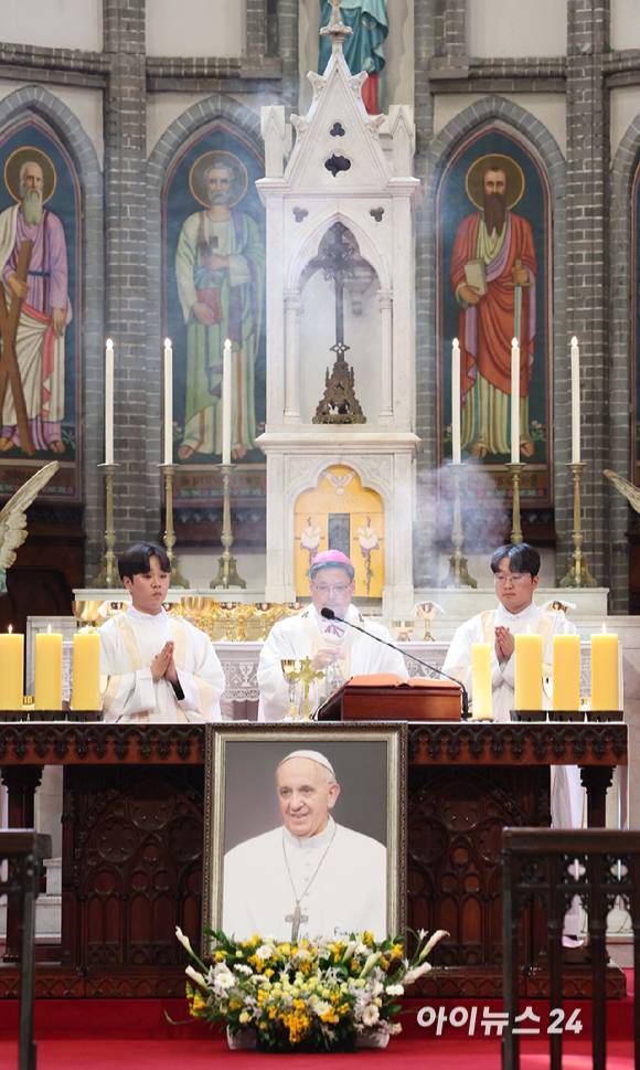 24일 오전 서울 중구 명동대성당에서 천주교 서울대교구장 정순택 대주교 주례로 프란치스코 교황 추모 미사가 거행되고 있다. [사진=사진공동취재단]