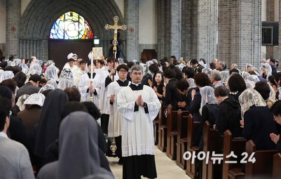 24일 오전 서울 중구 명동대성당에서 천주교 서울대교구장 정순택 대주교 주례로 프란치스코 교황 추모 미사가 거행되고 있다. [사진=사진공동취재단]