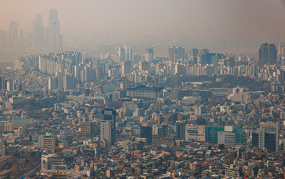 서울 남산에서 바라본 서울 용산구와 마포구 일대의 모습. [사진=연합뉴스]