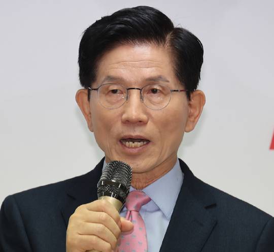 지난 22일 김문수 국민의힘 대선 경선 후보가 서울 여의도에 위치한 선거 사무소에서 공약 발표 기자회견을 하고 있다. [사진=연합뉴스]