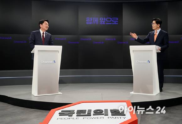 24일 오후 종로 동아미디어센터 채널A 스튜디오에서 국민의힘 대선 2차 경선 진출자인 안철수, 김문수 후보가 대화를 하고 있다. [사진=국회사진취재단]