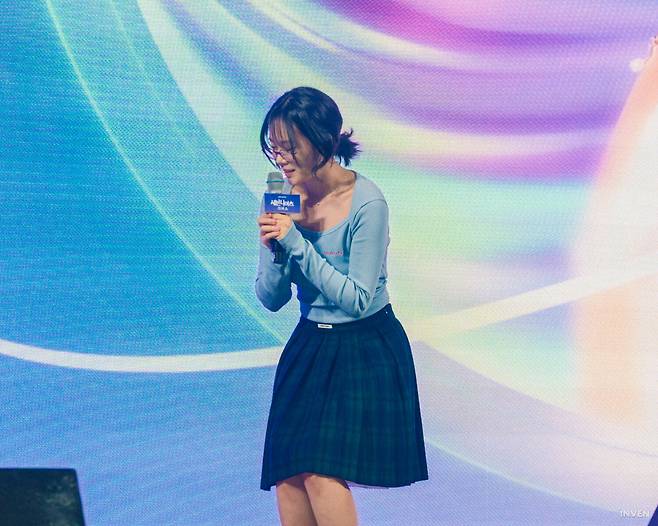 ▲ 곡이 끝나고선 예의 200점, 90도 인사 하다 안경을 떨어트리기도 합니다