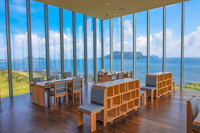 “풍경이 벽이 되는 순간, 공간은 그 자체로 한 폭의 식탁이 된다.” (휘닉스 아일랜드 제공)