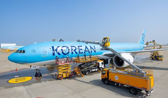 완벽한 균형과 리듬 속에서 다시 색이 살아난다. 맑은 하늘 아래, 세척된 기체가 품격을 품은 형태로 빛나고 있다. (대한항공 제공)