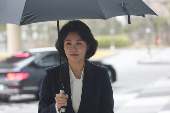 공직선거법 위반 혐의로 1심에서 벌금 150만원을 선고받은 이재명 더불어민주당 대선 경선 후보의 부인 김혜경씨가 지난 14일 항소심 결심공판에 출석하기 위해 수원고법으로 들어서고 있다. 뉴스1