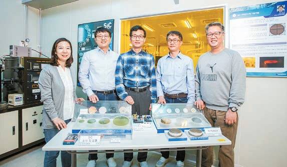 방욱 박사(가운데)가 차세대 전력반도체 기술 경쟁력 향상 공로로 과학기술훈장 혁신장을 받았다. [사진 한국전기연구원]