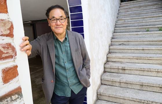 배창호 감독은 데뷔 당시 '영화산업계와 타협하는 게 아니라 적응을 하자'는 것이 지론이라고 말하기도 했다. 그에게 지금의 생각을 묻자 "지금은 워낙 제작비가 어마어마해 타협을 넘어 순응할 수밖에 없는 시대"라며 안타까워했다. "지나치게 자극적이거나 달콤한 작품들을 넘어 정제된 표현으로도 충분한 작품을 기대해 본다"고도 덧붙였다. 김현동 기자