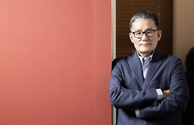 윤평중 한신대 철학과 명예교수는 경기 성남 수정구의 카페 커도의 서재에서 월간중앙과 인터뷰를 가졌다. 그는 윤석열 정부 출범 초기 윤 전 대통령의 국정철학 부재와 오만한 행보를 지켜보며 “어둠의 시대가 올 것”이라고 예견한 바 있다. 최기웅 기자