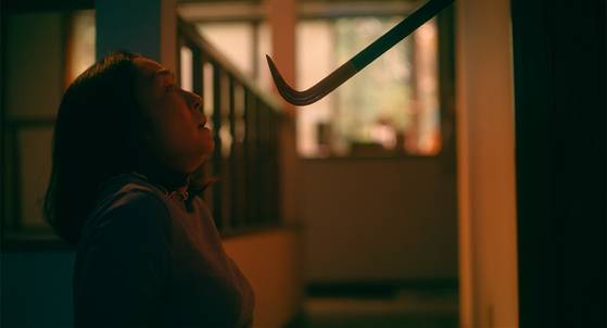 영화 '사유리'의 한 장면. 원귀 사유리는 가족 내 어떤 비극적 사건에 의해 탄생한다. 사진 트리플픽쳐스