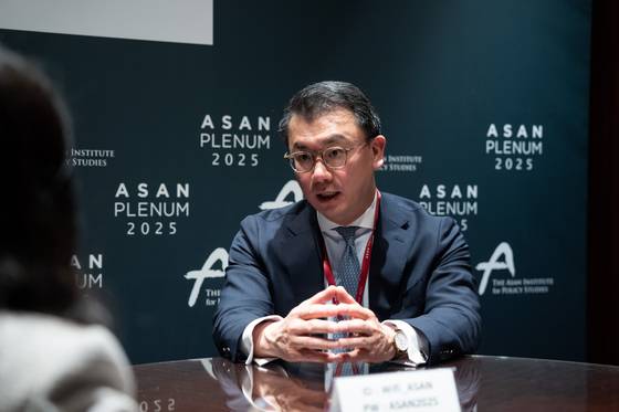 앤서니 김 헤리티지 재단 연구원이 23일 서울 용산구 그랜드하얏트 호텔에서 아산정책연구원이 주최한 아산플래넘 2025에서 중앙일보와 만나 인터뷰를 하는 모습. 아산정책연구원